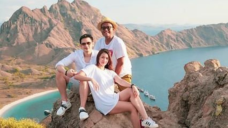 Akan Ditutup Setahun, 7 Potret Artis di Taman Nasional Komodo Kabar akan ditutupnya Taman Nasional Komodo santer terdengar belakangan ini. Pernah mengunjungi kawasan Taman Nasional Komodo, begini 7 potret para selebriti.