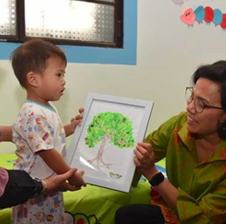<p>Tebak, Bun, anak ini kelak ingin bercita-cita jadi apa ya? (Foto: Instagram/ @smindrawati)  </p>