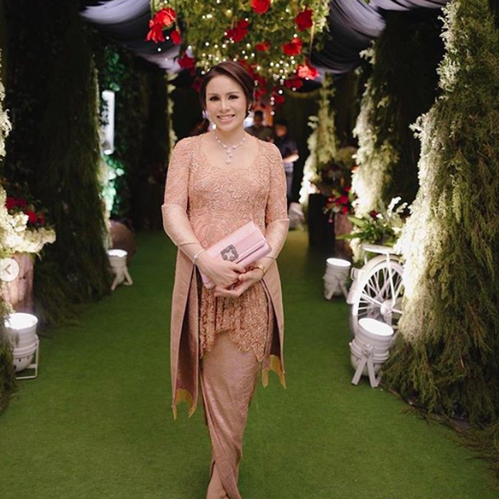<p>Tengok deh penampilan ibu hamil alias bumil Momo. Pakai kebaya terlihat makin cantik ya? (Foto: Instagram/ @therealmomogeisha)  </p>