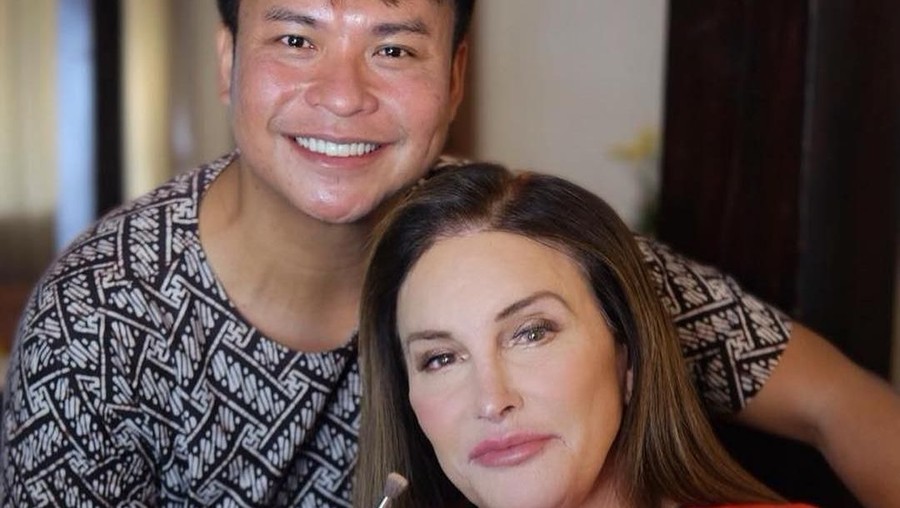 Caitlyn Jenner datang ke Indonesia untuk keperluan sebuah film dokumenter. Ia pun memakai jasa makeup artist Indonesia, Ryan Ogilvy.