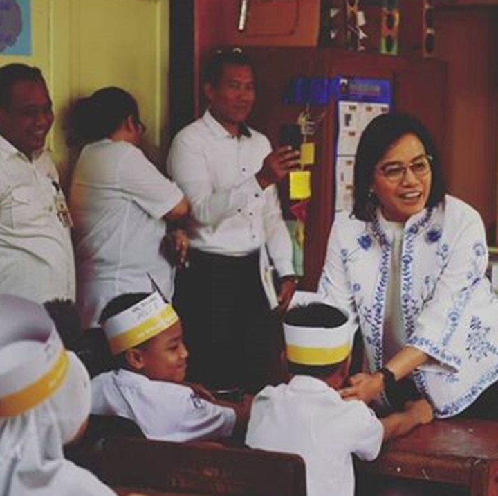 <p>Hati senang banget nggak sih, Bun, melihat kedekatan Sri Mulyani dengan anak-anak seperti ini? (Foto: Instagram/ @smindrawati)  </p>