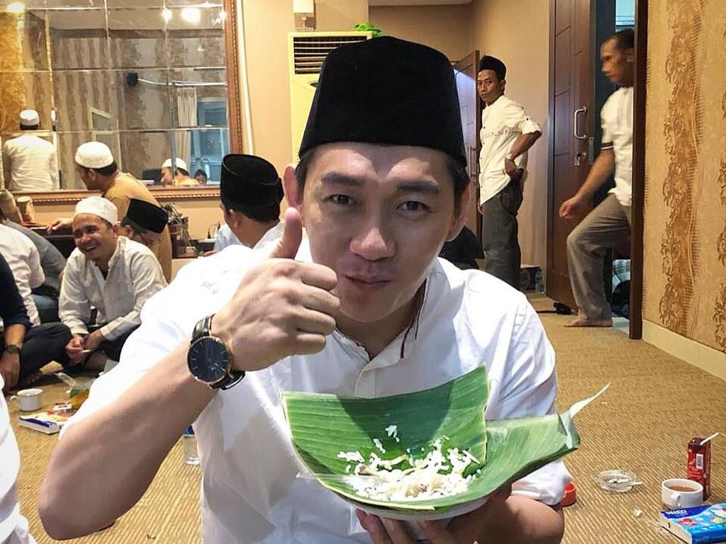 Keseruan Ifan Seventeen Ngopi di Pontianak hingga Makan Pakai Alas Daun Keseruan Ifan Seventeen Ngopi di Pontianak hingga Makan Pakai Alas Daun