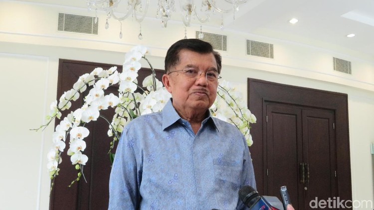Senyum merekah di wajah Jusuf Kalla, saat menyambut anggota baru keluarganya yaitu cucu ke-15. Selamat ya Pak!