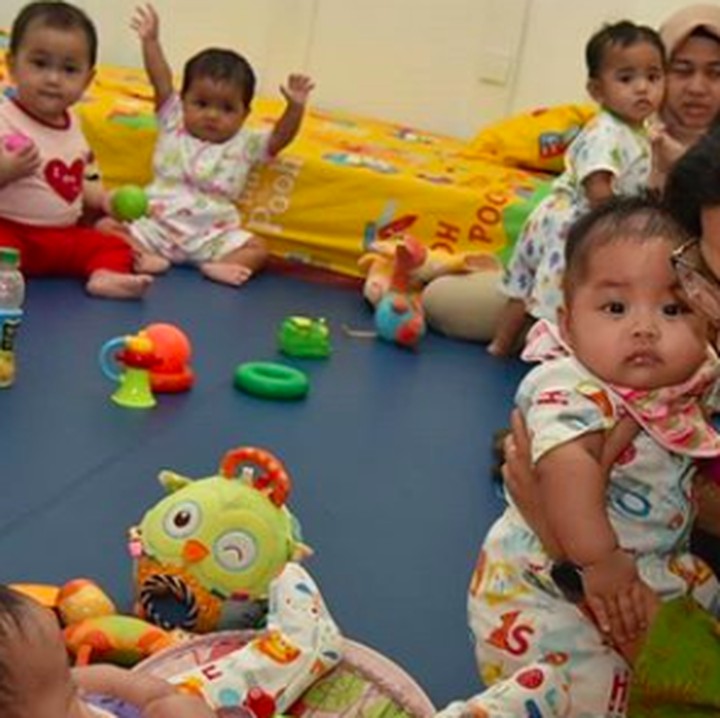 <p>Peluk hangat <a href="https://finance.detik.com/berita-ekonomi-bisnis/d-4395134/saat-sri-mulyani-bandingkan-ri-dengan-haiti-hingga-singapura" target="_blank">Sri Mulyani </a>untuk anak-anak. Melihat kedekatan Ibu Menteri dengan anak-anak, hati jadi adem ya, Bunda? (Foto: Instagram/ @smindrawati)  </p>