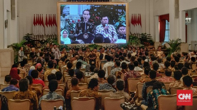 Presiden Jokowi memerintahkan Kementerian Perdagangan membangun pasar rakyat online agar tidak kalah bersaing dengan toko berbasis daring.
