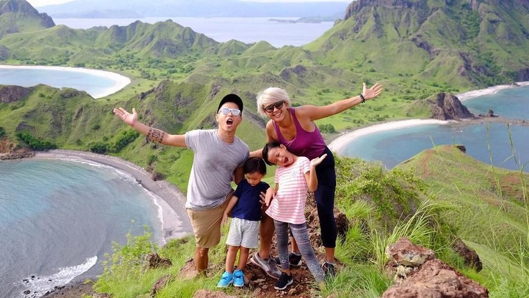 Akan Ditutup Setahun, 7 Potret Artis di Taman Nasional Komodo Kabar akan ditutupnya Taman Nasional Komodo santer terdengar belakangan ini. Pernah mengunjungi kawasan Taman Nasional Komodo, begini 7 potret para selebriti.