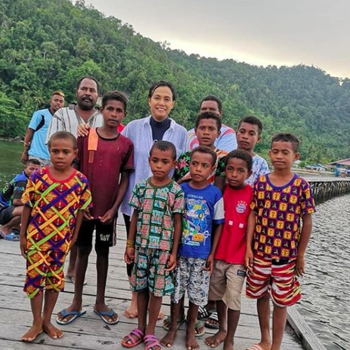 <p>Saat <a href="https://finance.detik.com/berita-ekonomi-bisnis/d-4395167/canda-sri-mulyani-setelah-pensiun-mau-jadi-selebgram" target="_blank">Sri Mulyani</a> menghabiskan waktu bareng anak-anak di Raja Ampat. Sukses bikin hati adem! (Foto: Instagram/ @smindrawati)  </p>