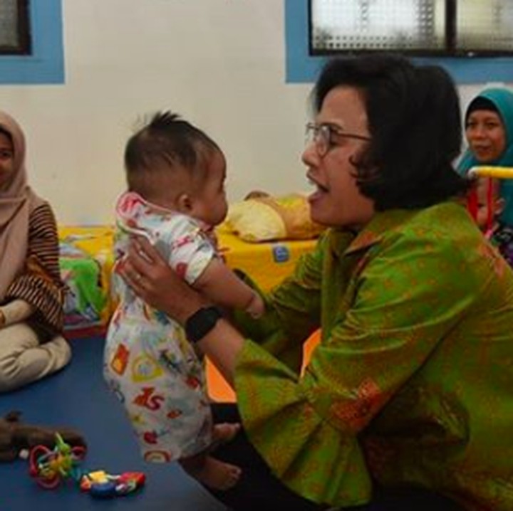 <p>Sri Mulyani terlihat sedang menghibur si bayi mungil. (Foto: Instagram/ @smindrawati)  </p>