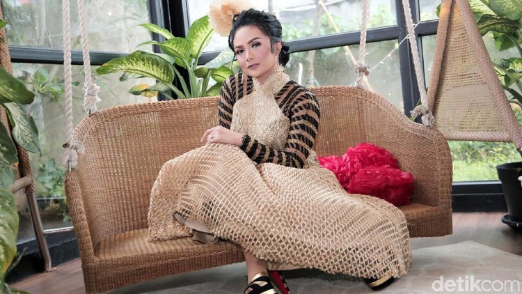 Hampir setiap hari, Krisdayanti harus menghadapi tantangan berat saat mengajari anak berpuasa.