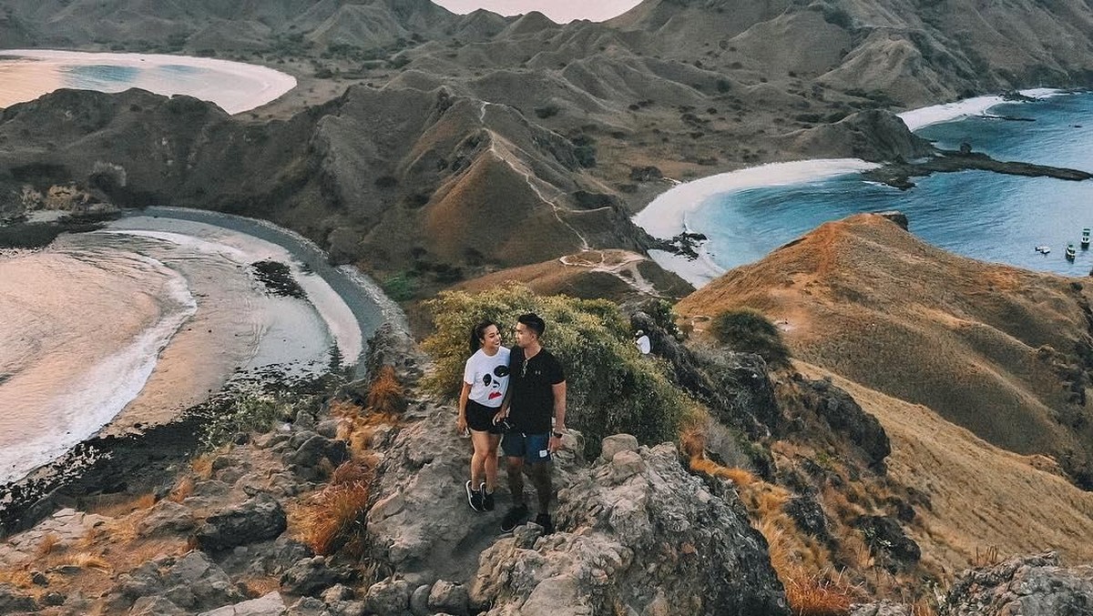 Kabar akan ditutupnya Taman Nasional Komodo santer terdengar belakangan ini&period; Pernah mengunjungi kawasan Taman Nasional Komodo&comma; begini 7 potret para selebriti&period;