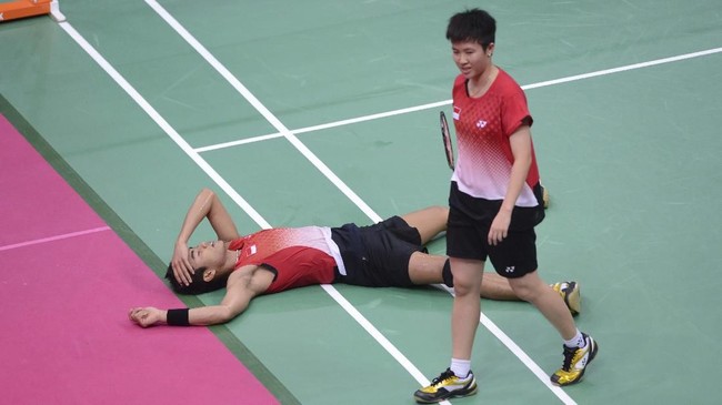 Liliyana Natsir pasangan Tontowi Ahmad di ganda campuran Indonesia, mengaku terenyuh dengan lagu-lagu kehormatan sebelum ia tampil di Indonesia Masters 2019.