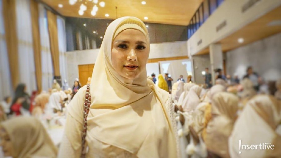 Ditanya Kabar Terkini Ahmad Dhani, Mulan Jameela Bungkam Mulan Jameela bungkam saat ditanyai pertanyaan tentang kabar terkini Ahmad Dhani.