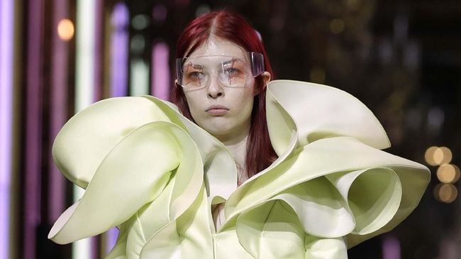 Bertran Guyon dari Schiaparelli membuat Paris Couture Week jadi lebih romantis dengan busana couture yang terinspirasi dari astronomi dan dunia perbintangan.