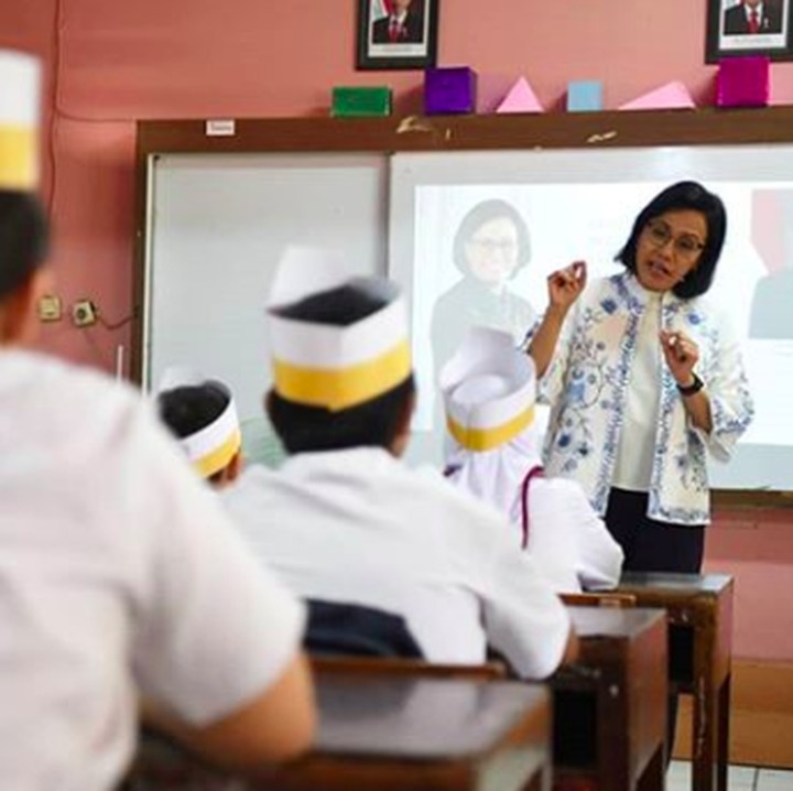 <p>Aih, serunya saat Sri Mulyani mengisi waktu belajar anak-anak di kelas. (Foto: Instagram/ @smindrawati)  </p>
