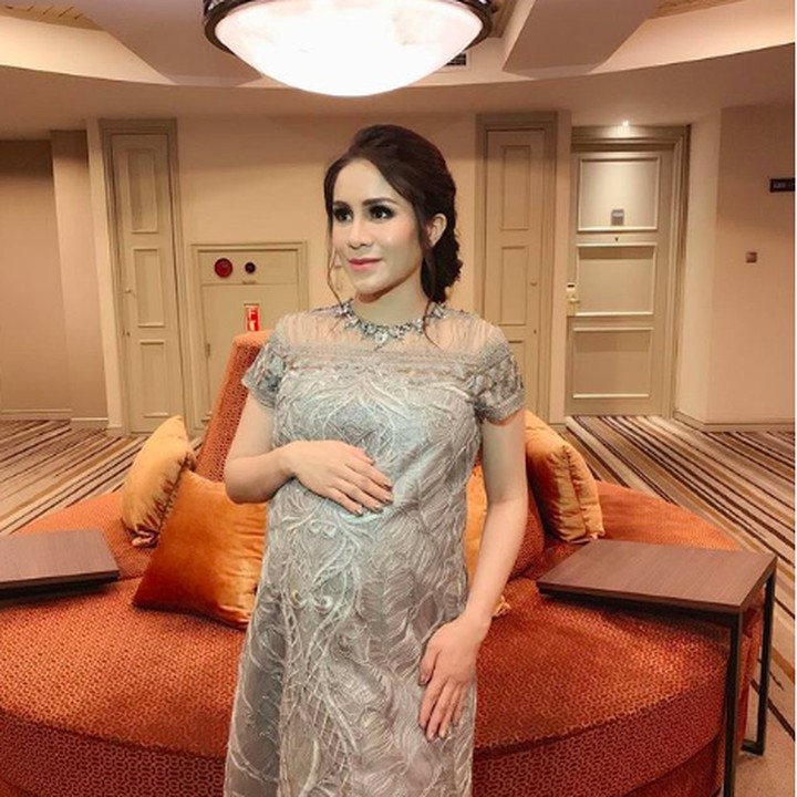 <p>Memasuki kehamilan trimester ketiga, aura cantik Momo makin terpancar. (Foto: Instagram/ @therealmomogeisha)  </p>