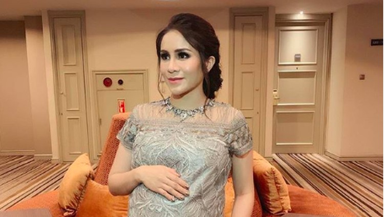 Memasuki usia kehamilan tujuh bulan, Momo Geisha mendapat kejutan baby shower dari sahabat dan suaminya. Seperti apa keseruannya?