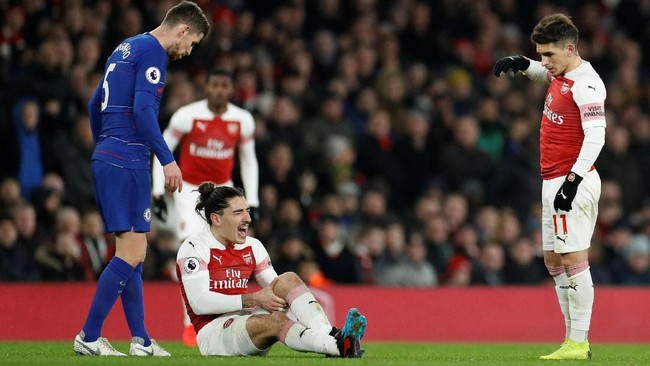 Kabar buruk menghampiri Arsenal setelah bek andalannya, Hector Bellerin, dipastikan absen hingga akhir musim lantaran cedera lutut usai menghadapi Chelsea.