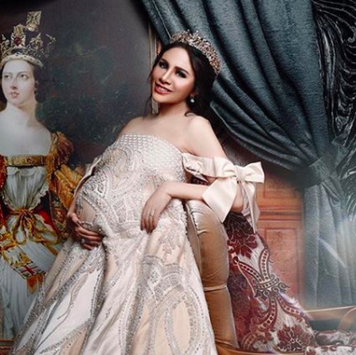 <p>Aih, di sesi foto ini, Momo bak putri raja. Bunda setuju kan? (Foto: Instagram/ @therealmomogeisha via FD Photography)</p>