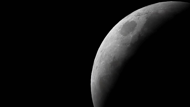 Satelit China berhasil tangkap pemandangan sisi terjauh bulan.