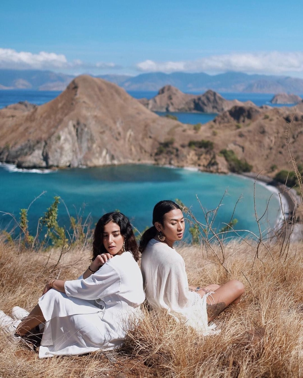 Kabar akan ditutupnya Taman Nasional Komodo santer terdengar belakangan ini&period; Pernah mengunjungi kawasan Taman Nasional Komodo&comma; begini 7 potret para selebriti&period;