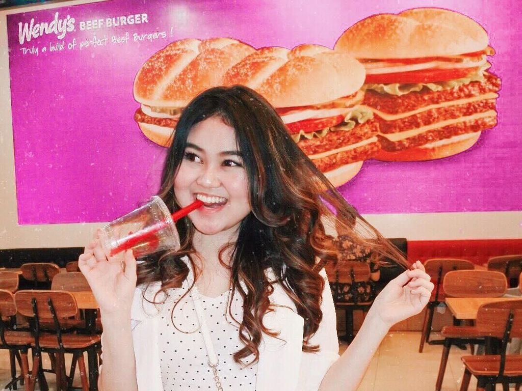 Gaya YouTuber Hits, Indrayani Rusady Saat Makan Dimsum dan Donat Gaya YouTuber Hits, Indrayani Rusady Saat Makan Dimsum dan Donat