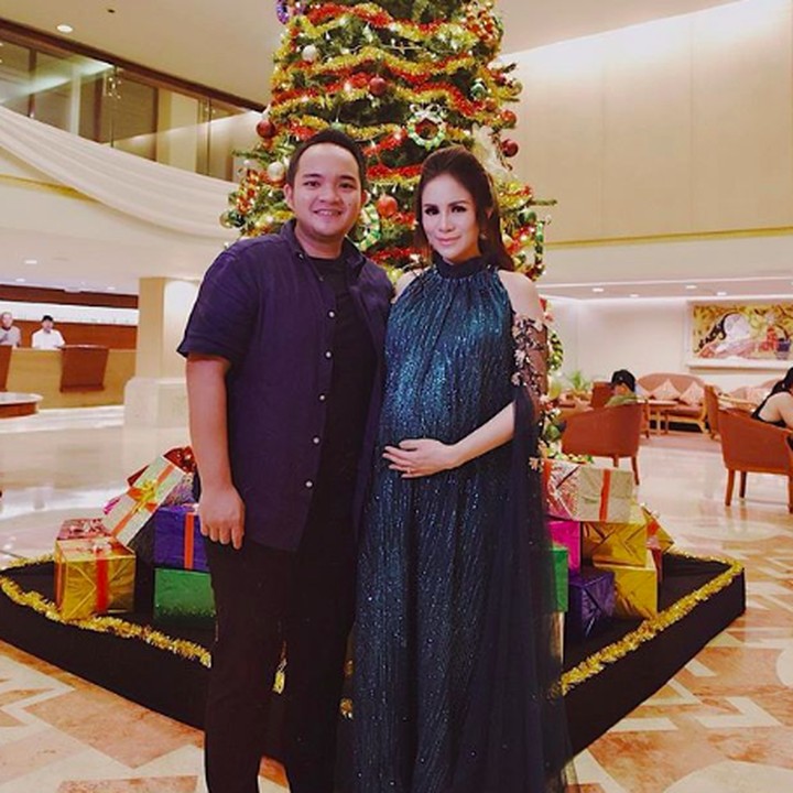 <p>Yeay! Saat ini, Momo 'Geisha' dan suaminya, Nicola Reza Samudra, sedang bahagia menantikan kehadiran anak pertamanya nih, Bun. Usia kehamilan Momo sudah masuk 7 bulan. (Foto: Instagram/ @therealmomogeisha)</p>