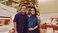 <p>Yeay! Saat ini, Momo 'Geisha' dan suaminya, Nicola Reza Samudra, sedang bahagia menantikan kehadiran anak pertamanya nih, Bun. Usia kehamilan Momo sudah masuk 7 bulan. (Foto: Instagram/ @therealmomogeisha)</p>