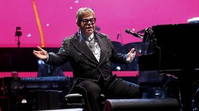 FOTO: Aksi Elegan Elton John di Konser Perpisahan
