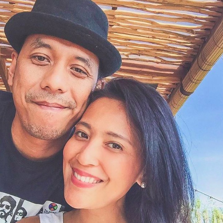 <p>Sederhana sih pose-nya. Tapi gaya foto Pongky dan Sophie Navita manis banget. (Foto: Instagram/ @sophienavita)   </p>