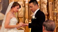 <p>Rianti Cartwright menikah dengan penyanyi Cassanova Alfonso di New York pada September 2010. Setelah 8 tahun menikah, keduanya tetap terlihat harmonis ya, Bun. (Foto: Instagram @riantic)</p>