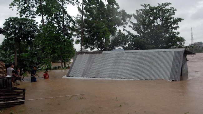Banjir di sejumlah wilayah di Sulawesi Selatan telah dinyatakan surut, namun sebagian pengungsi enggan pulang karena takut banjir susulan.