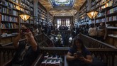 FOTO: Toko Buku Serba Gothic di Portugal Tak hanya desain interior, Livraria Lello yang megah dan dilengkapi kedai kopi ini bahkan pernah disebut sebagai Third Best Bookstore in the World.