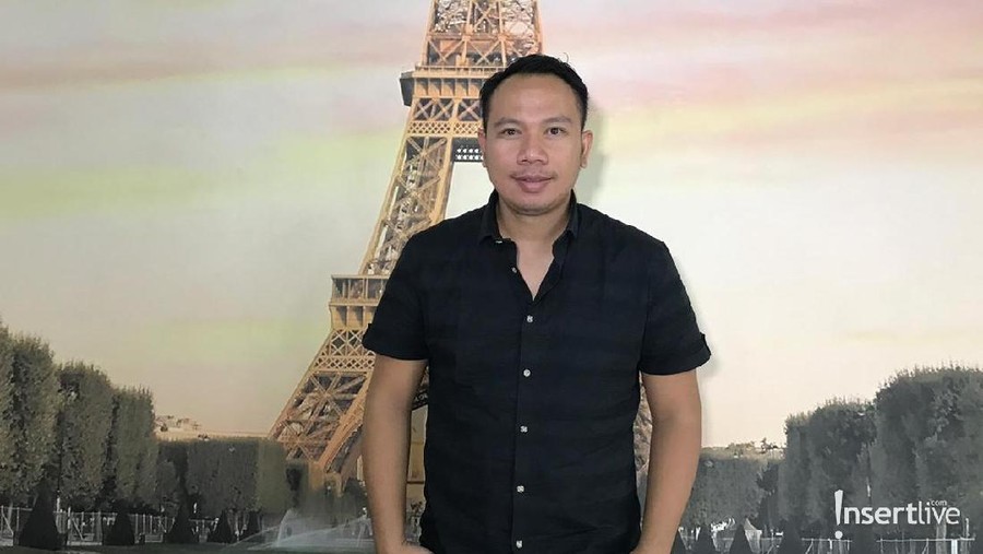 Vicky Prasetyo dikabarkan tengah dekat dengan seorang perempuan bersama Christina. Namun Vicky menganggap hubungannya itu hanya sebatas teman.