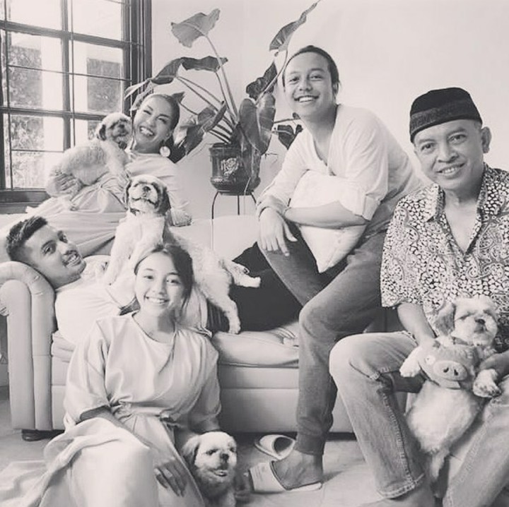 <p><em>Well</em>, bahagia dan harmonis selalu keluarga <a href="https://hot.detik.com/celeb/1307819/soraya-haque-berbagi-tips-menjaga-keromantisan-hubungan-suami-istri?992205207=" target="_blank">Soraya dan Ekki Soekarno</a>. (Foto: Instagram @sorayahaque)</p>