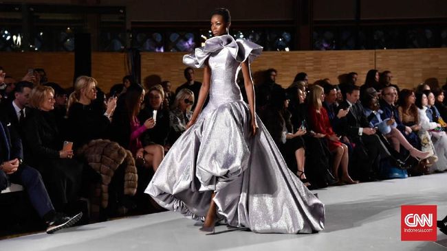 Ralph & Russo menghadirkan koleksi yang clean, berkilau, metalik, dan menggoda di couture fashion week. 
