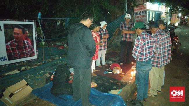 Rangkaian Bunga untuk Ahok Mulai Hiasi Mako Brimob Rangkaian bunga mulai menghiasi Mako Brimob, Kelapa Dua, Depok menyambut Ahok yang bebas dari kurungan penjara pada Kamis (24/1).