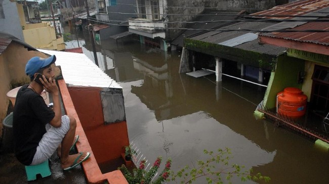 Banjir terjadi karena hujan deras selama dua hari dan kawasan pesisir kini banyak berdiri bangunan pergudangan sehingga area resapan air menjadi berkurang.