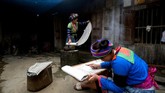 FOTO: Melawan Perdagangan Manusia dengan Tenun Untuk menghilangkan trauma dan cemooh akibat anggota keluarga yang diculik untuk perdagangan manusia di Vietnam, koperasi tenun pun diberdayakan.