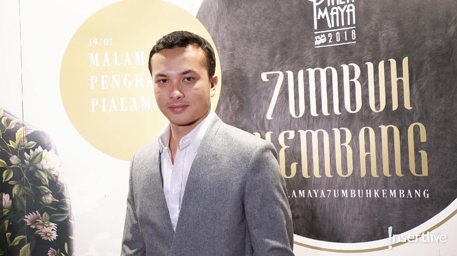Tepati janji, Nicholas Saputra hapus foto selfie.