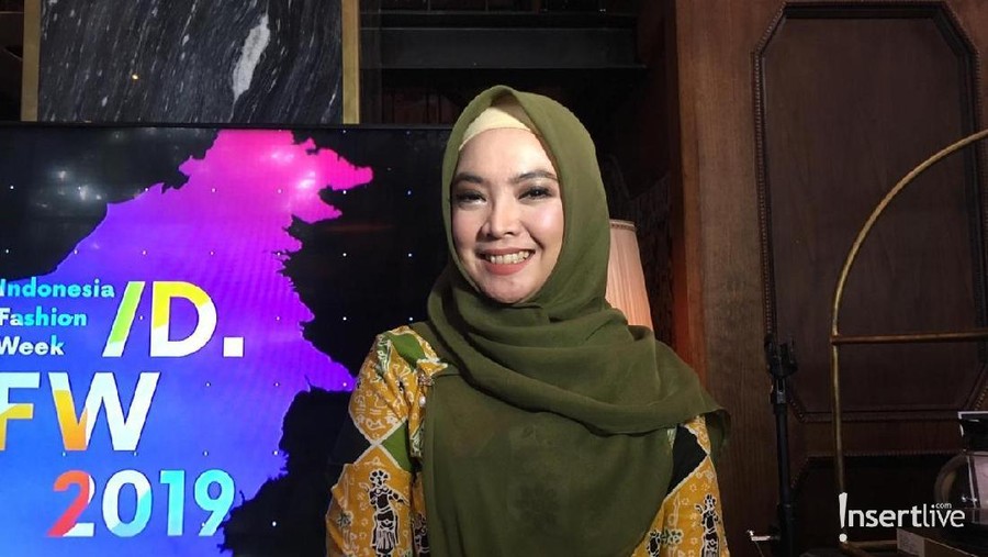 Inggrid Kansil terus berusaha menularkan kebiasaan berhijab kepada anaknya di tengah maraknya budaya luar saat ini.