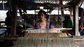 FOTO: Melawan Perdagangan Manusia dengan Tenun Untuk menghilangkan trauma dan cemooh akibat anggota keluarga yang diculik untuk perdagangan manusia di Vietnam, koperasi tenun pun diberdayakan.