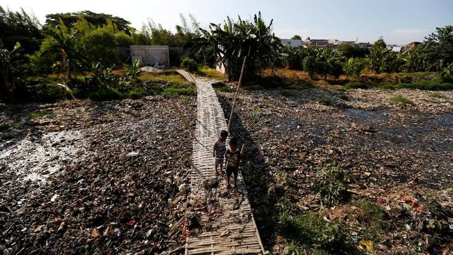 Indonesia, Negara Kepulauan yang Dikeroyok Sampah Penggunaan plastik sekali pakai, seperti kantong belanja plastik, menjadi faktor utama menumpuknya sampah di Indonesia.