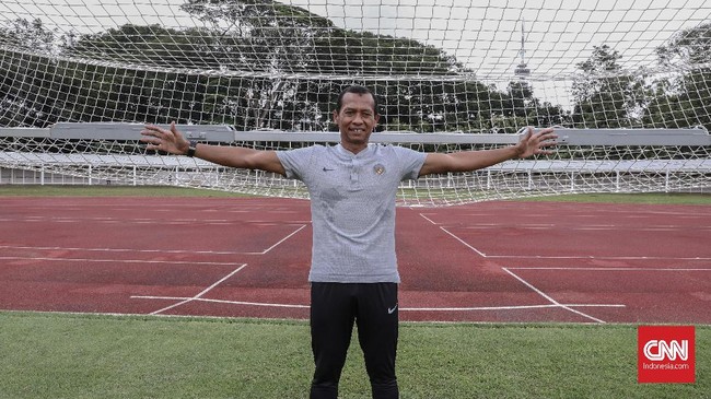 Kiper legendaris Indonesia Hendro Kartiko berbicara mengenai karier di Timnas dan luka tragedi di Piala AFF 1998 yang dikenal dengan Sepak Bola Gajah.