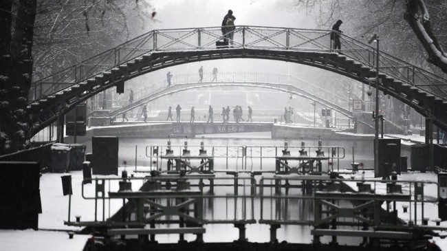 FOTO: Paris Diguyur Salju