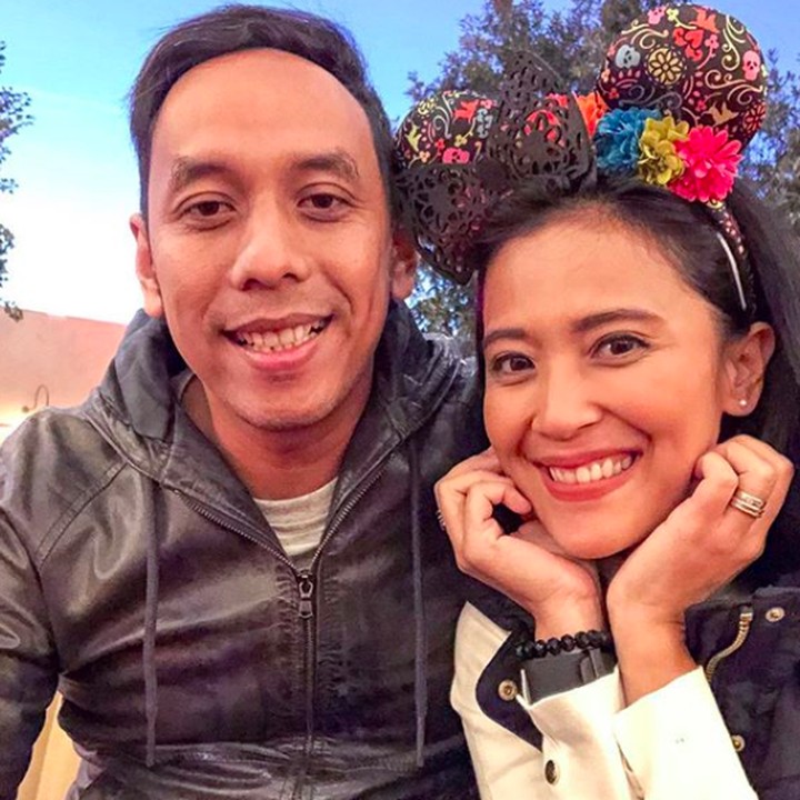 <p>Gaya kasual sudah bisa jadi momen romantis Pongky dan Sophie Navita lho. (Foto: Instagram/ @sophienavita)   </p>