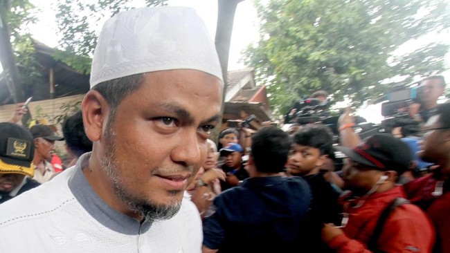 Putra Abu Bakar Ba'asyir menyatakan pihak keluarga mengimbau kepada simpatisan agar mendoakan di rumah masing-masing saat ayahnya bebas murni 8 Januari nanti.