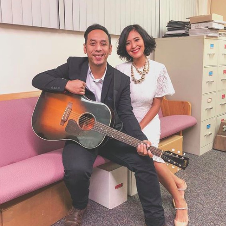 <p>Suaminya ganteng, istrinya cantik. Pasangan ini memang klop abis. He-he-he. (Foto: Instagram/ @sophienavita)   </p>