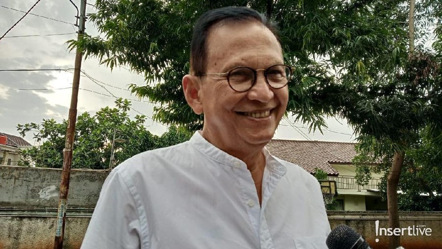 Gibran Marten, anak bungsu Roy Marten sedang mencari pasangan. Roy menyarankan sang anak untuk tak menikah dengan wanita dari kalangan selebriti.