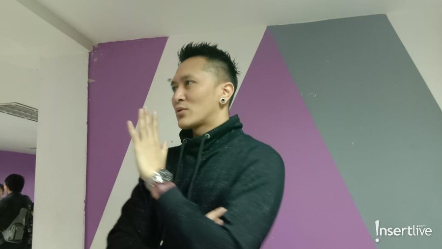 Sara disebut trauma dan tidak mau menonton atau menemani sang suami melakukan aksi sulap berbahaya lagi.