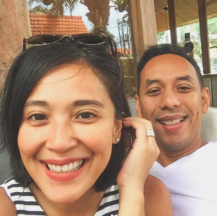 <p>Lagi santai, romantisnya Sophie dan Pongky seakan nggak luntur. (Foto: Instagram/ @sophienavita)   </p>